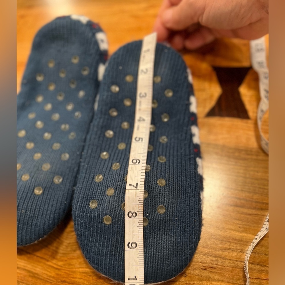 Comfy slippers size 9 in GUC - Picture 6 of 6